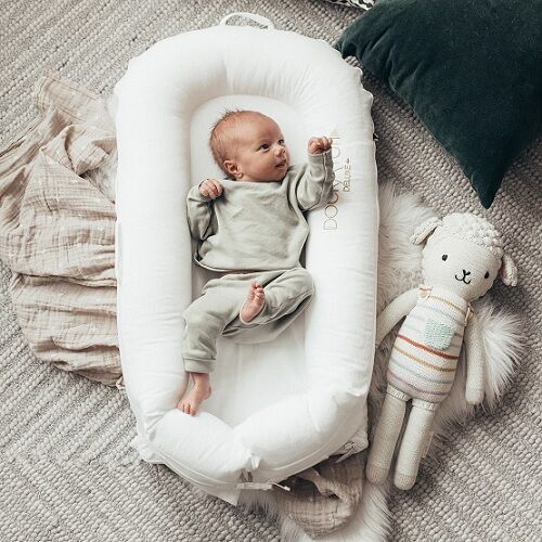 DockATot Deluxe+ ベビーベッド ホワイト DockATot Deluxe+ プリスティンホワイト | 夏でも安心 新生児